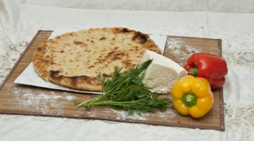 Осетинский пирог с курицей, сыром и болгарским перцем
