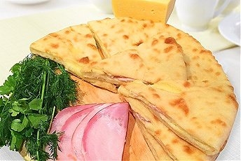 Осетинский пирог с сыром и ветчиной